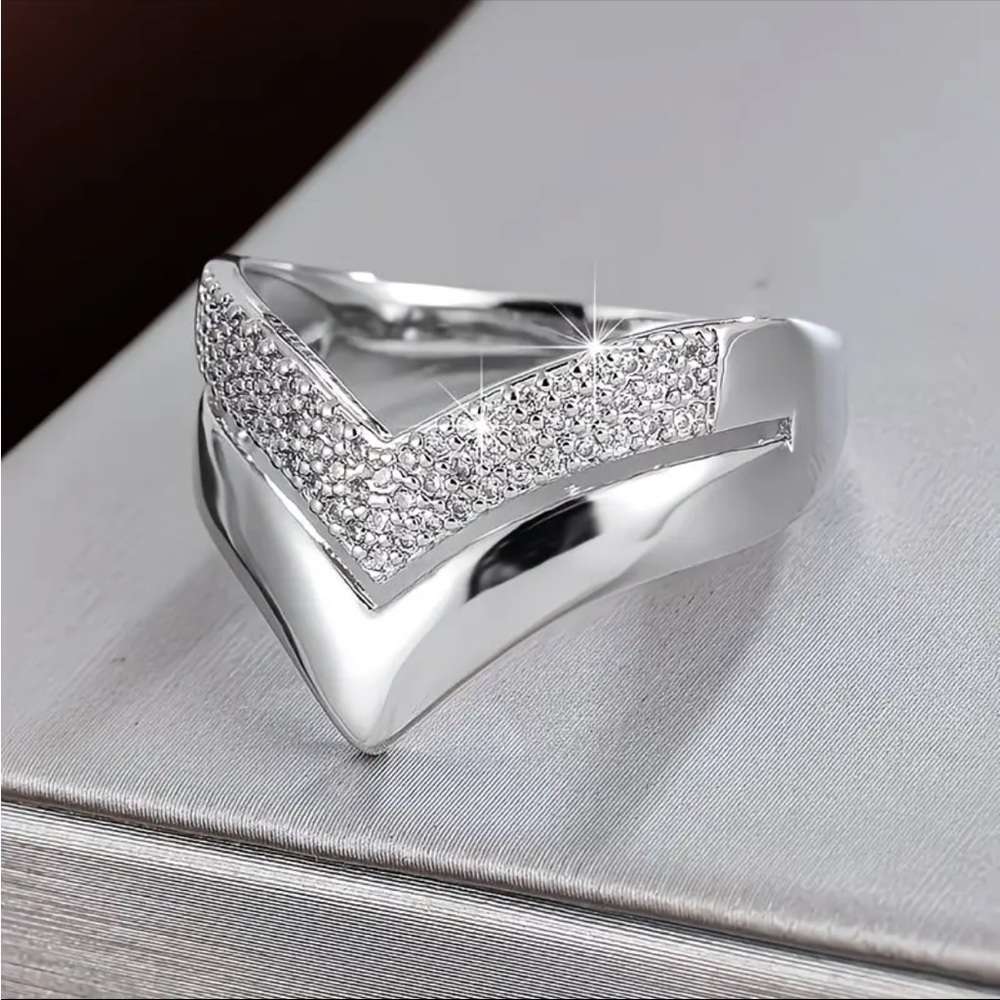 NEW Elegant Silver & Diamond Ring